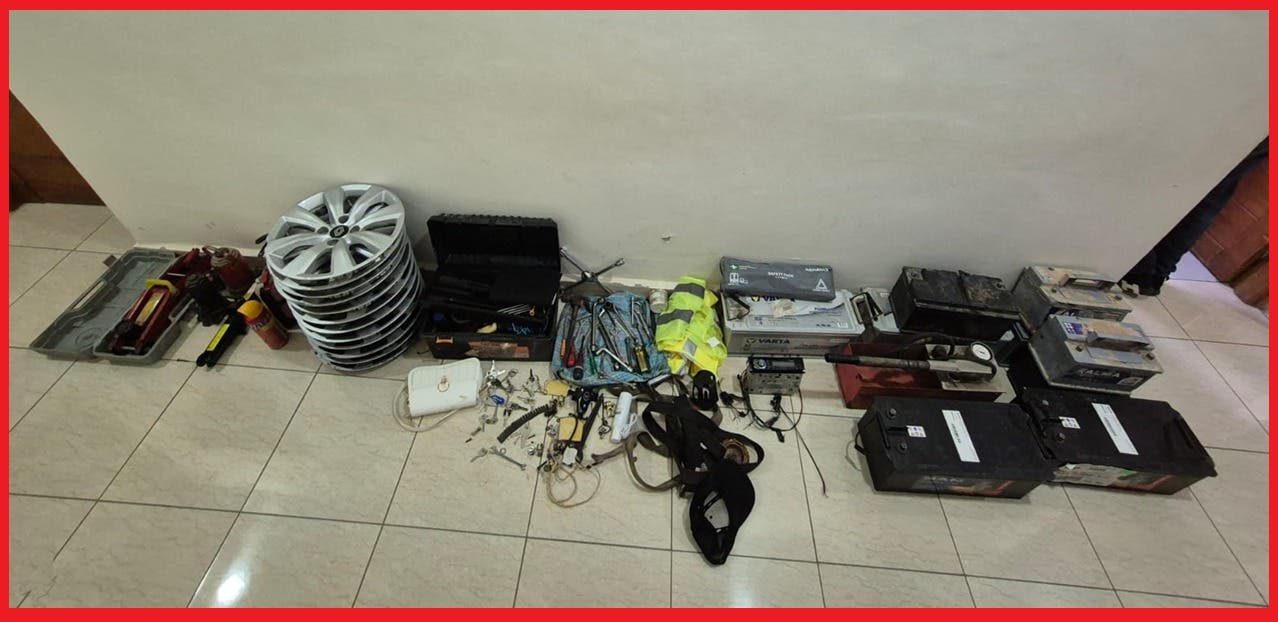 أمن وجدة يفك لغز سرقة السيارات.. توقيف شخصين ضُبط أحدهما متلبساً وبحوزتهما قطع غيار وزي نظامي