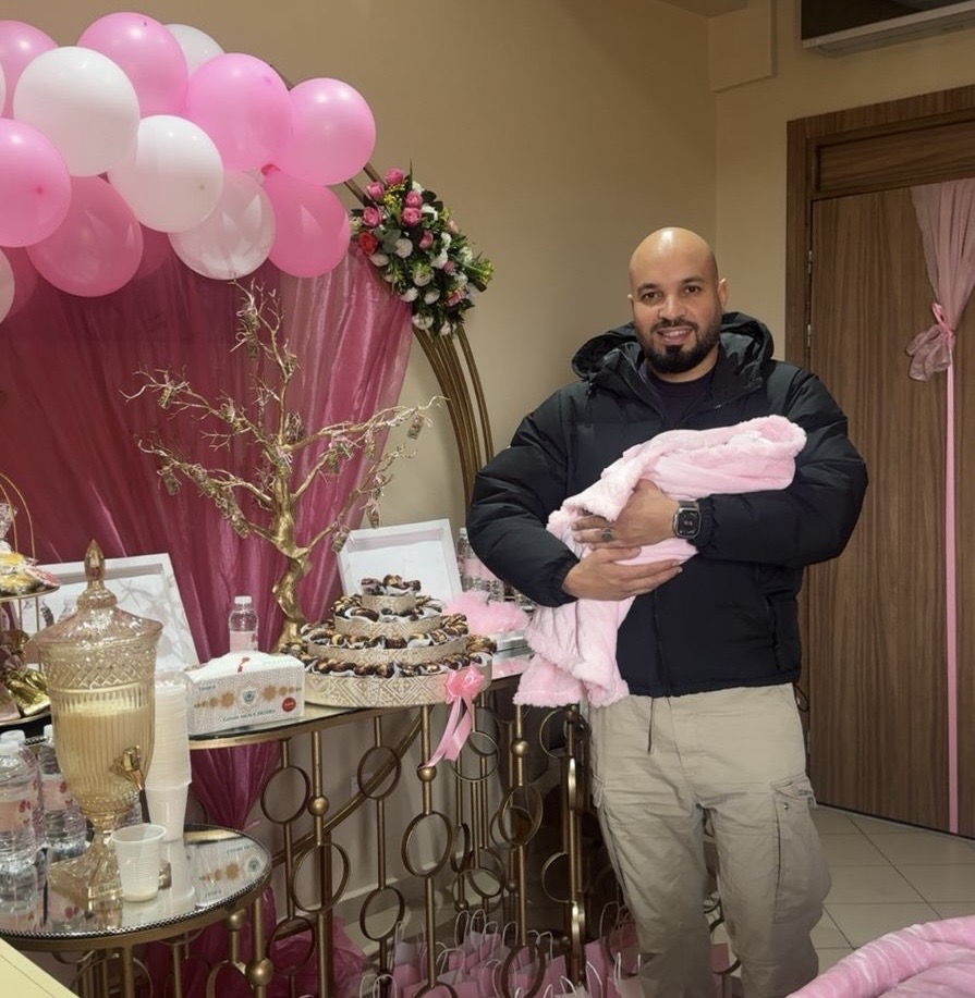 تهنئة.. مهدي الهيبة مسير مطعم بمراكش يُرزق بمولودة اختار لها اسم «ألماس»