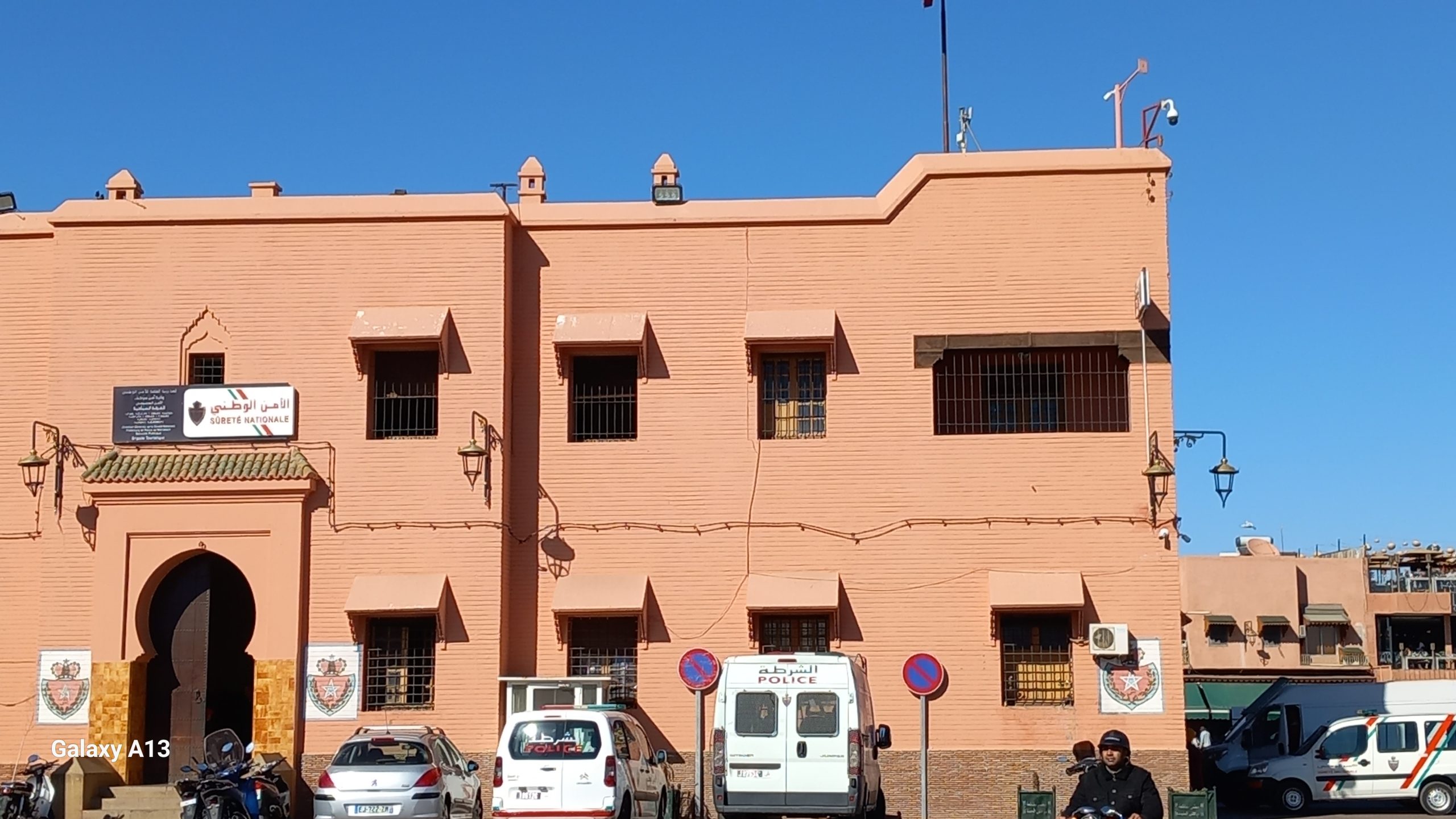 جامع الفنا.. توقيف مواطن أجنبي يروج لـ”أقمصة رياضية” تمس بالثوابت الوطنية بمراكش