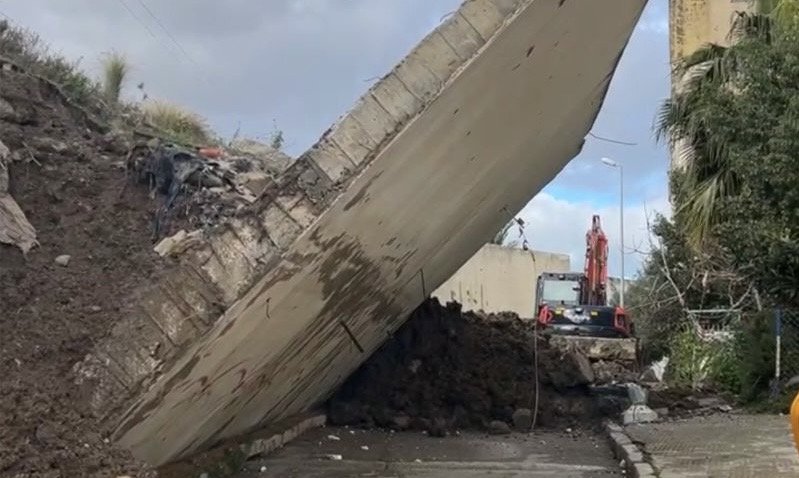 طنجة.. تساقطات مطرية تتسبب في انهيار جزئي لسور فوق سيارة