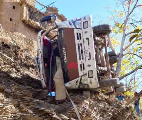 نجاة سائق بأعجوبة باقليم الحوز.. انقلاب شاحنة لمواد البناء في منعرج وعر بدوار أغلا بإغيل