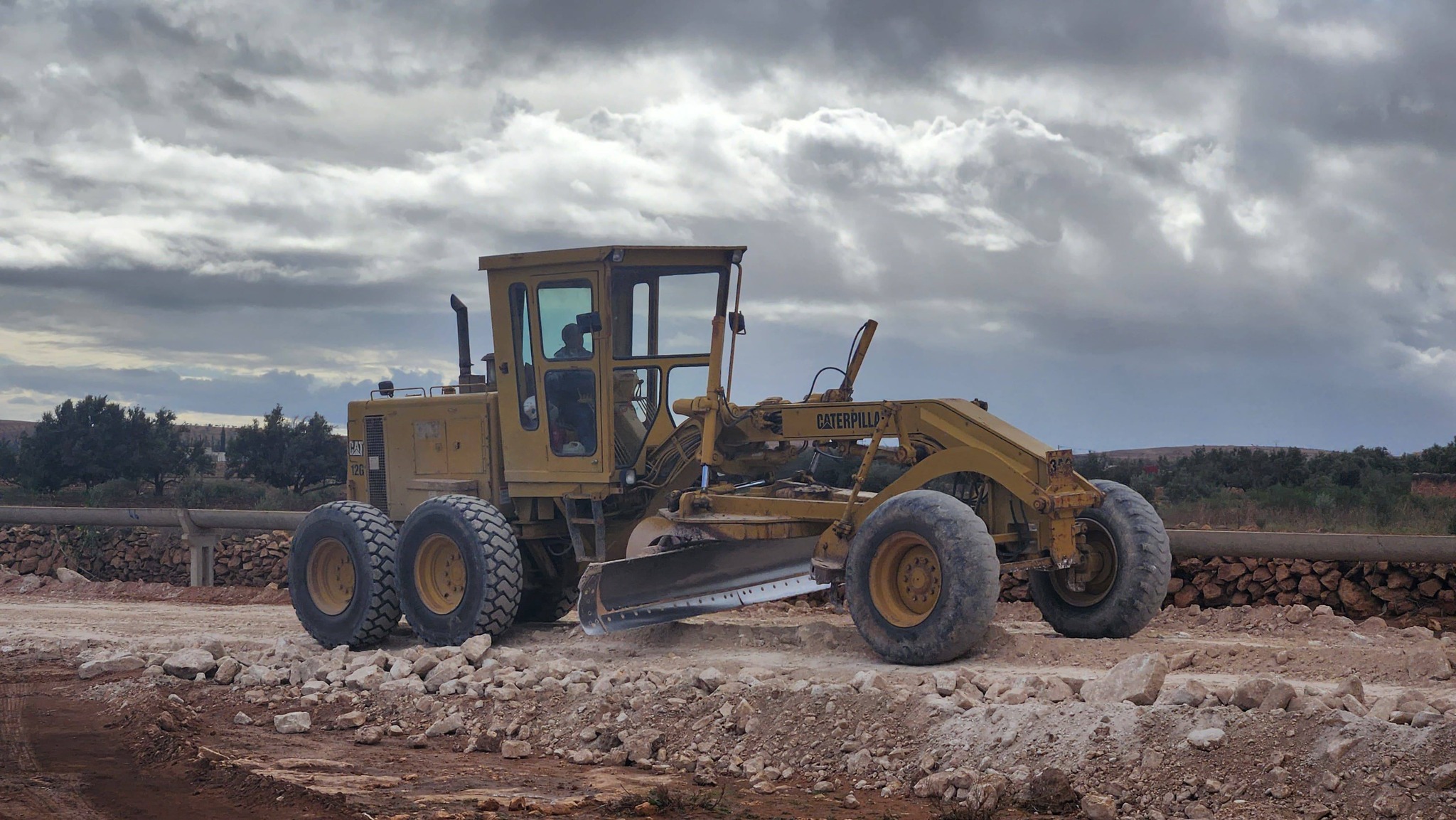 لجنة تعاين أشغال تهيئة الطريق الرابطة بين الطريق الإقليمية 2026 ودوار السكيرات بجماعة الكريمات +صور