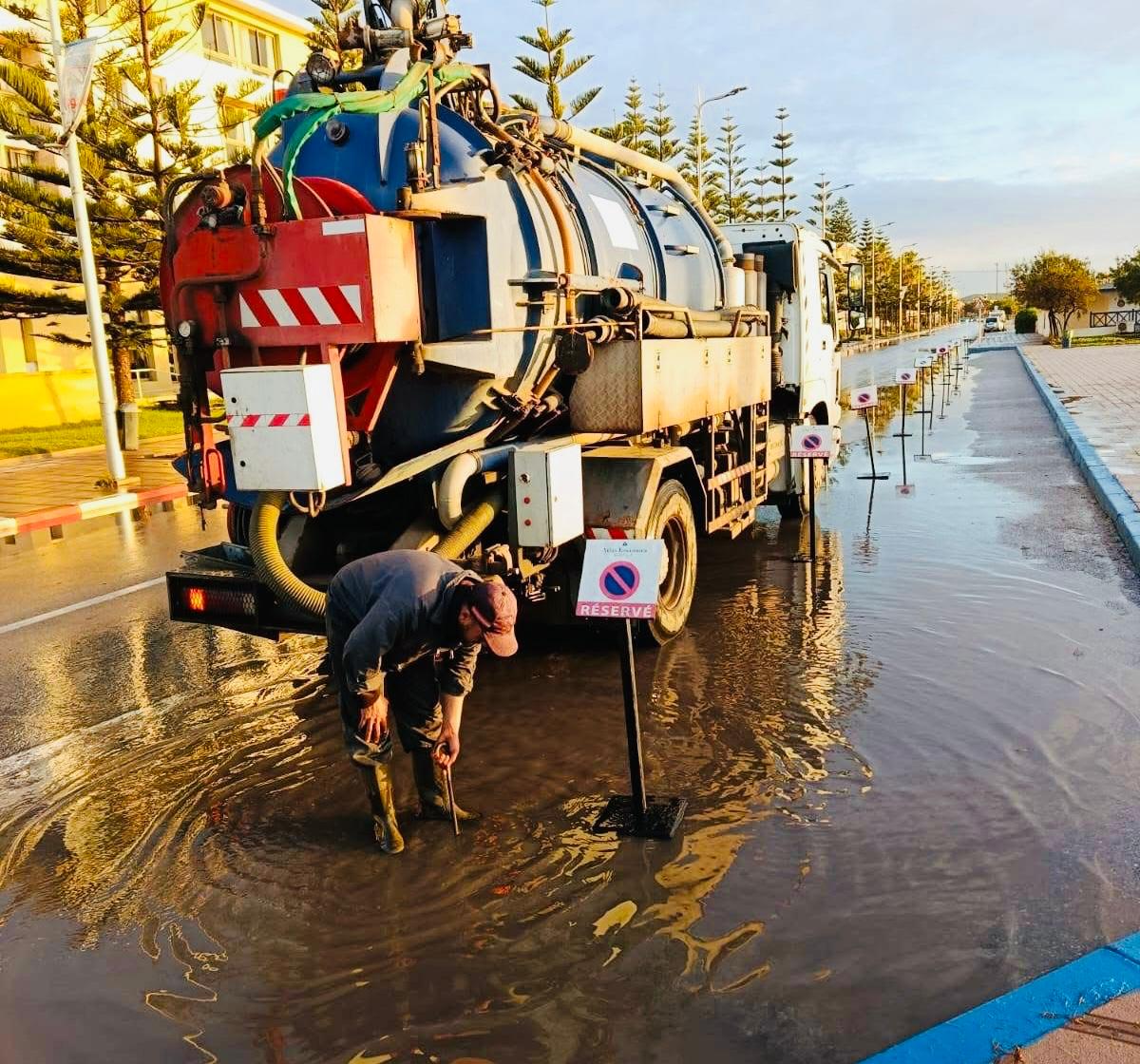 لتجنب الفيضانات مع هطول الأمطار.. مواصلة عملية تنقية قنوات الصرف الصحي بالصويرة +صور