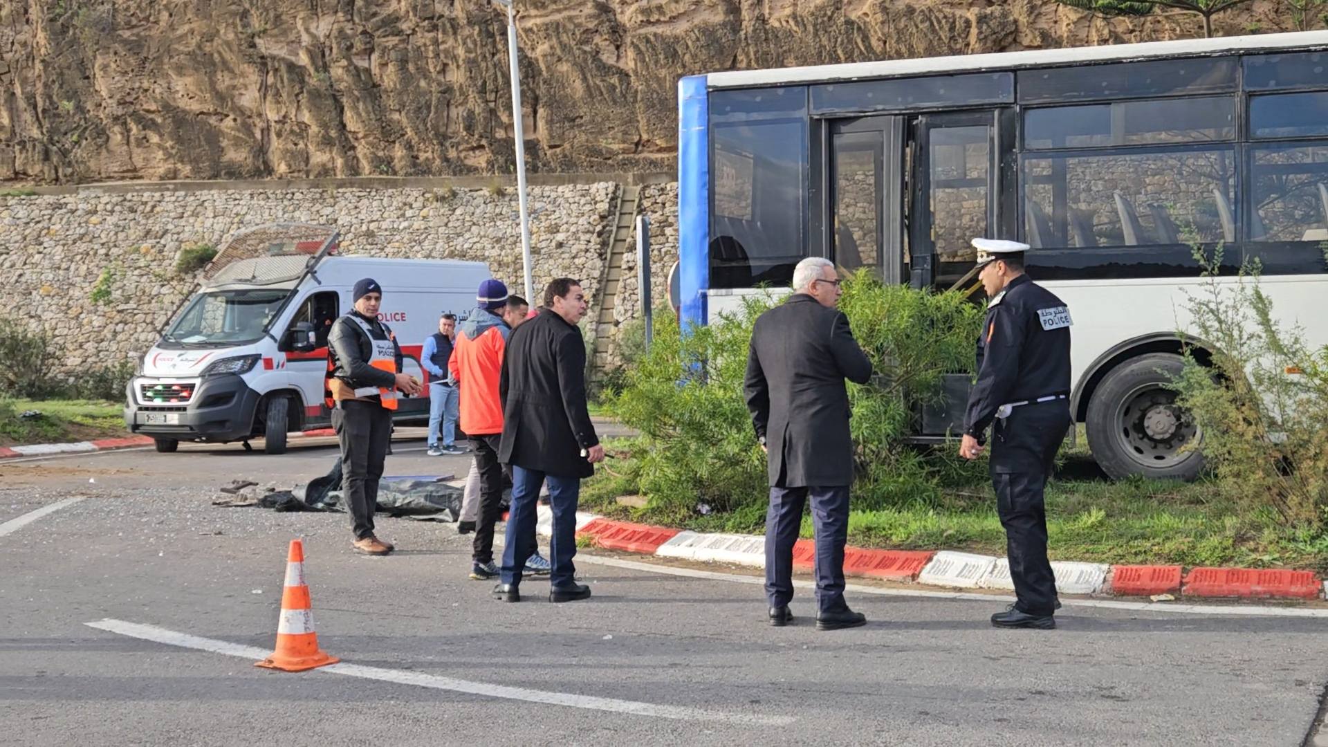 عاجل.. “نعطل فرامل” حافلة يودي بحياة شاب ويرسل مصابين لمستعجلات الصويرة +صور