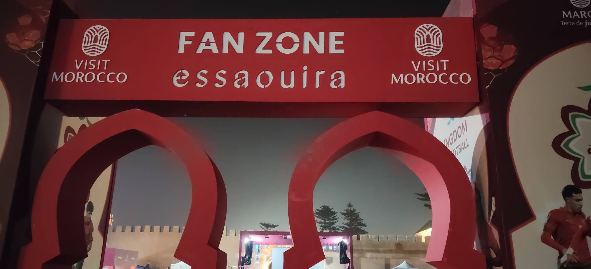 ساحة مولاي الحسن بالصويرة تتحول إلى فضاء جماهيري لنقل مباريات “الكان” +صور