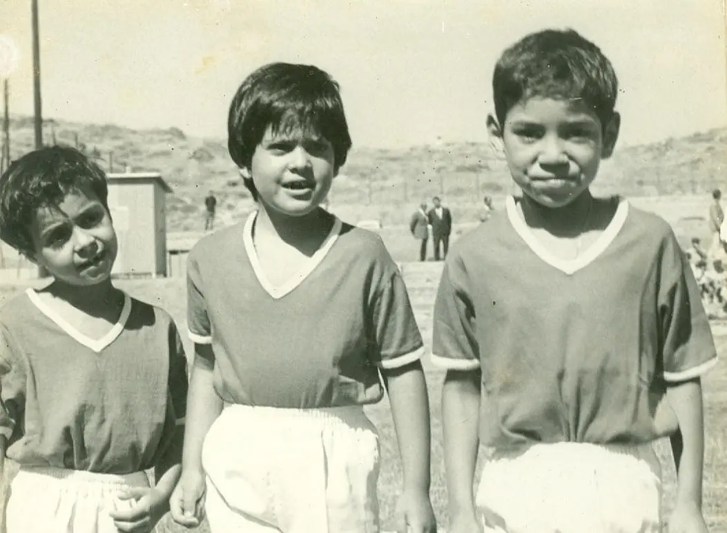 تزامناً مع انطلاق “الكان”.. الأمير هشام ينشر صورة نادرة للملك محمد السادس بملاعب إفران