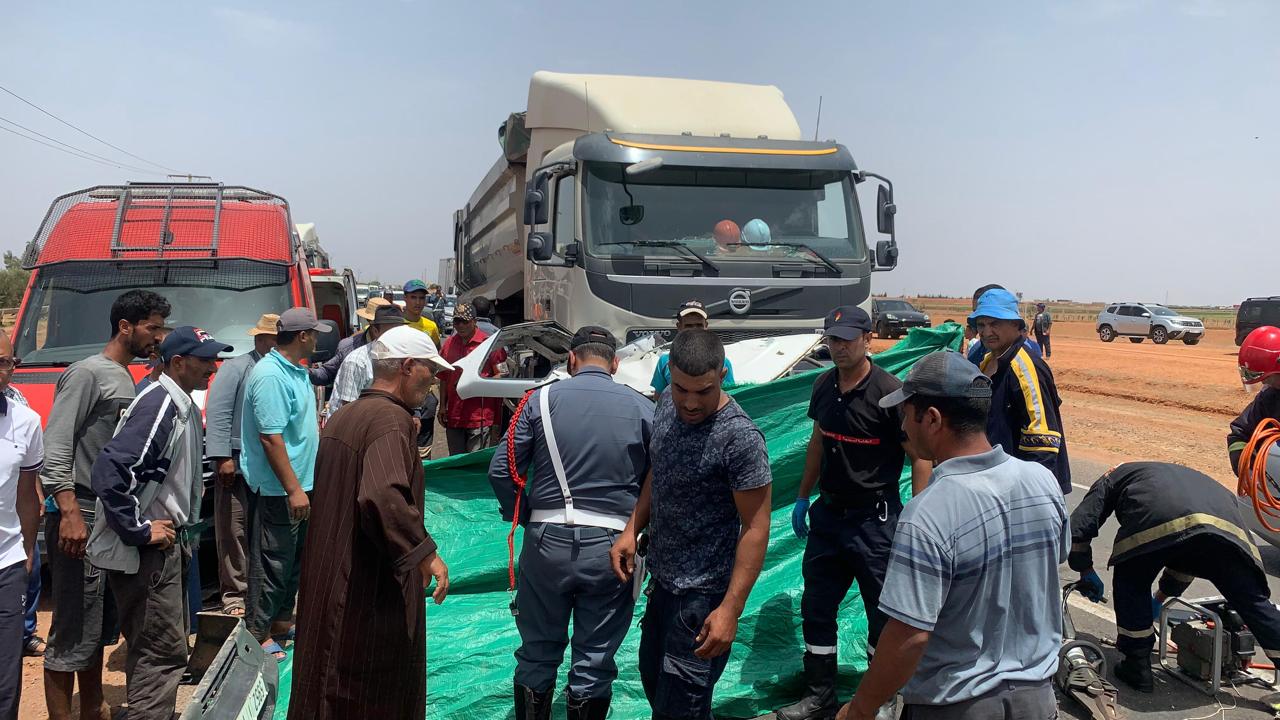 حادث مأساوي ضواحي أسفي.. شاحنة رمال تنقلب وتتسبب في مصرع مسنة