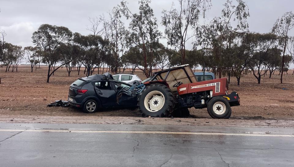 خسائر مادية في حادثة سير بين سيارة وجرار فلاحي بين مراكش وسيدي بوعثمان