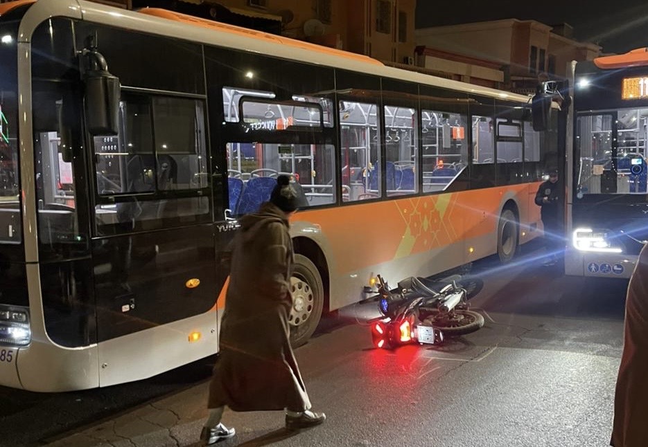 بالفيديو.. اصابة سائق دراجة نارية إثر اصطدامه بحافلة نقل عمومي بمراكش