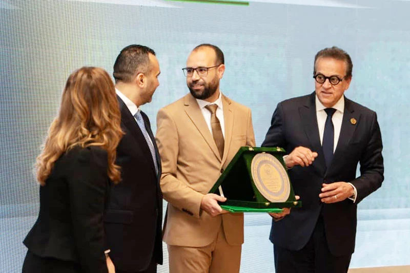 تتويج ممرض مغربي بجائزة التمريض العربي لعام2025 في ليبيا