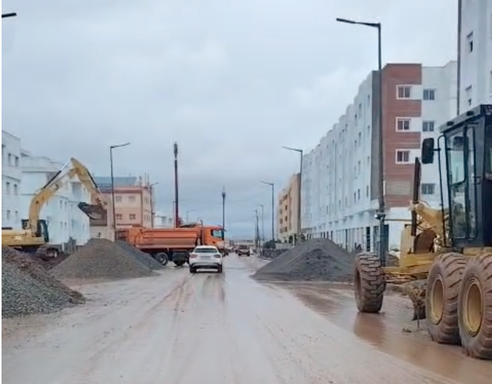 مطالب برفع الضرر عن طريق رئيسية بالضحى ابواب مراكش بسبب “احتلال” مواد البناء