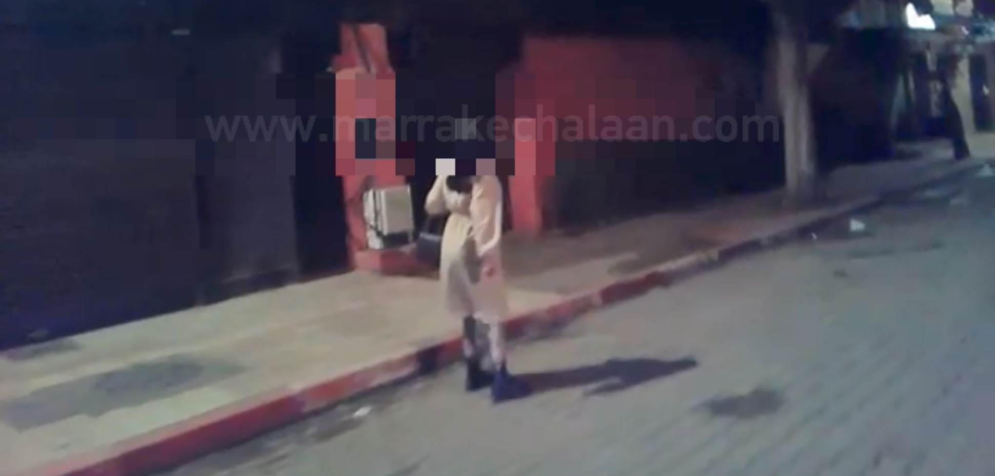 بالفيديو.. عربدة شابة في حالة غير طبيعية تثير استياء المارة ومستعملي الطريق