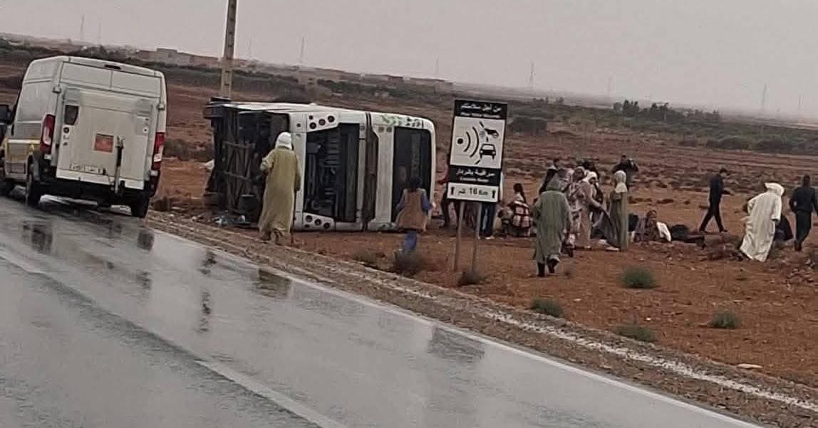 انقلاب حافلة لنقل المسافرين يرسل مصابين الى المستعجلات