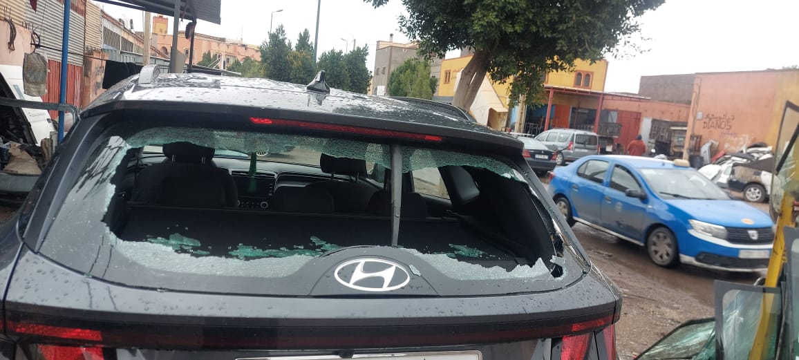 قلعة السراغنة.. مختل عقلي يُهشم زجاج سيارة مركونة بالشارع العام