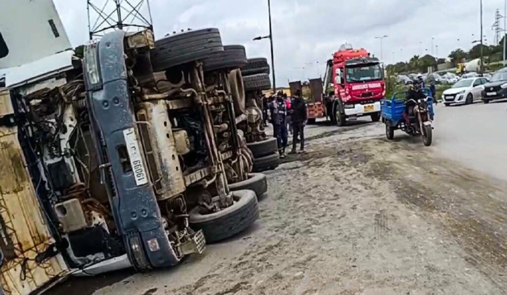 المحمدية.. حادثة سير مروعة إثر انقلاب شاحنة ثقيلة فوق سيارة خفيفة