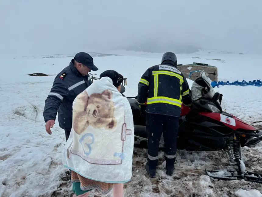 إنقاذ أسرة من أربعة أفراد علقت وسط الثلوج بمنطقة جبلية بآزرو