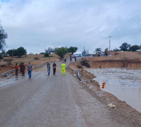 السيول تعزل الصويرة عن أكادير.. انهيار قنطرة “واد تسوكا” بتمنار يقطع الشريان الطرقي الوطني رقم 1