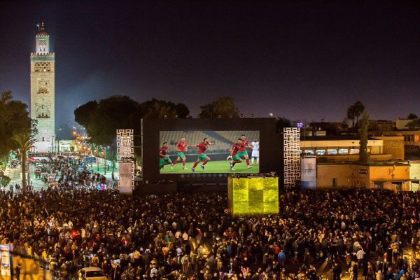 جامع الفنا تتحول إلى “ملعب مفتوح”.. شاشة عملاقة لمتابعة نهائي كأس العرب بمراكش