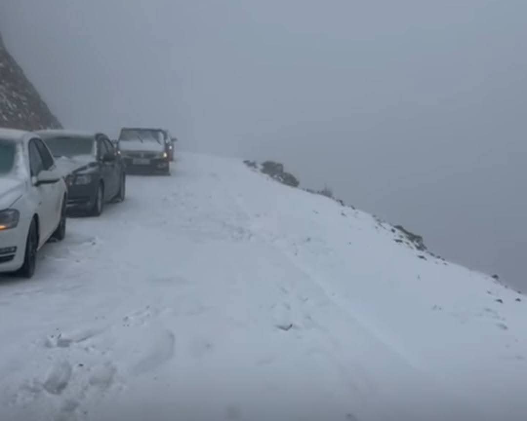 السلطات تتدخل لإنقاذ عالقين داخل سيارتهم وسط الثلوج