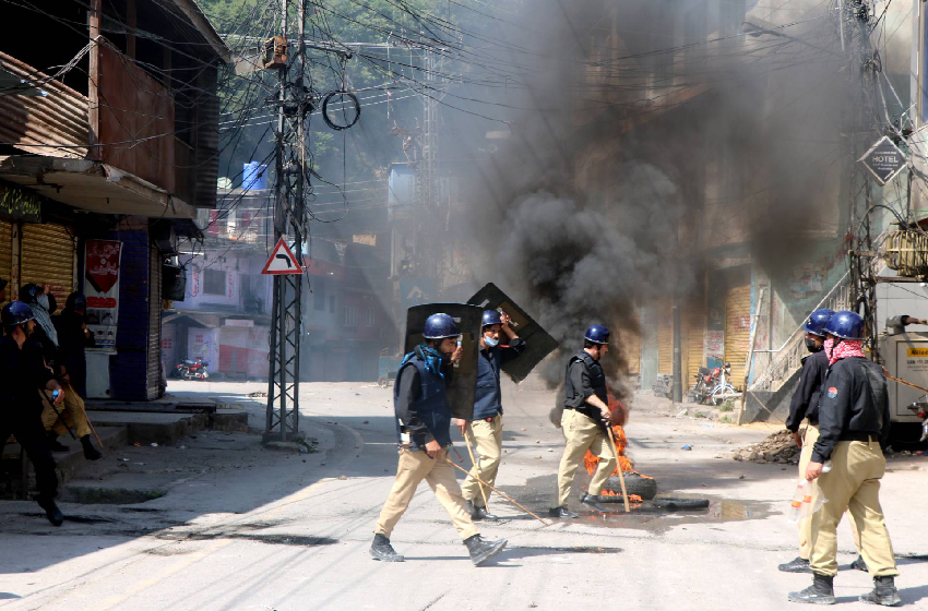 مقتل مسؤول باكستاني وخمسة عناصر شرطة في هجومين قرب الحدود الأفغانية