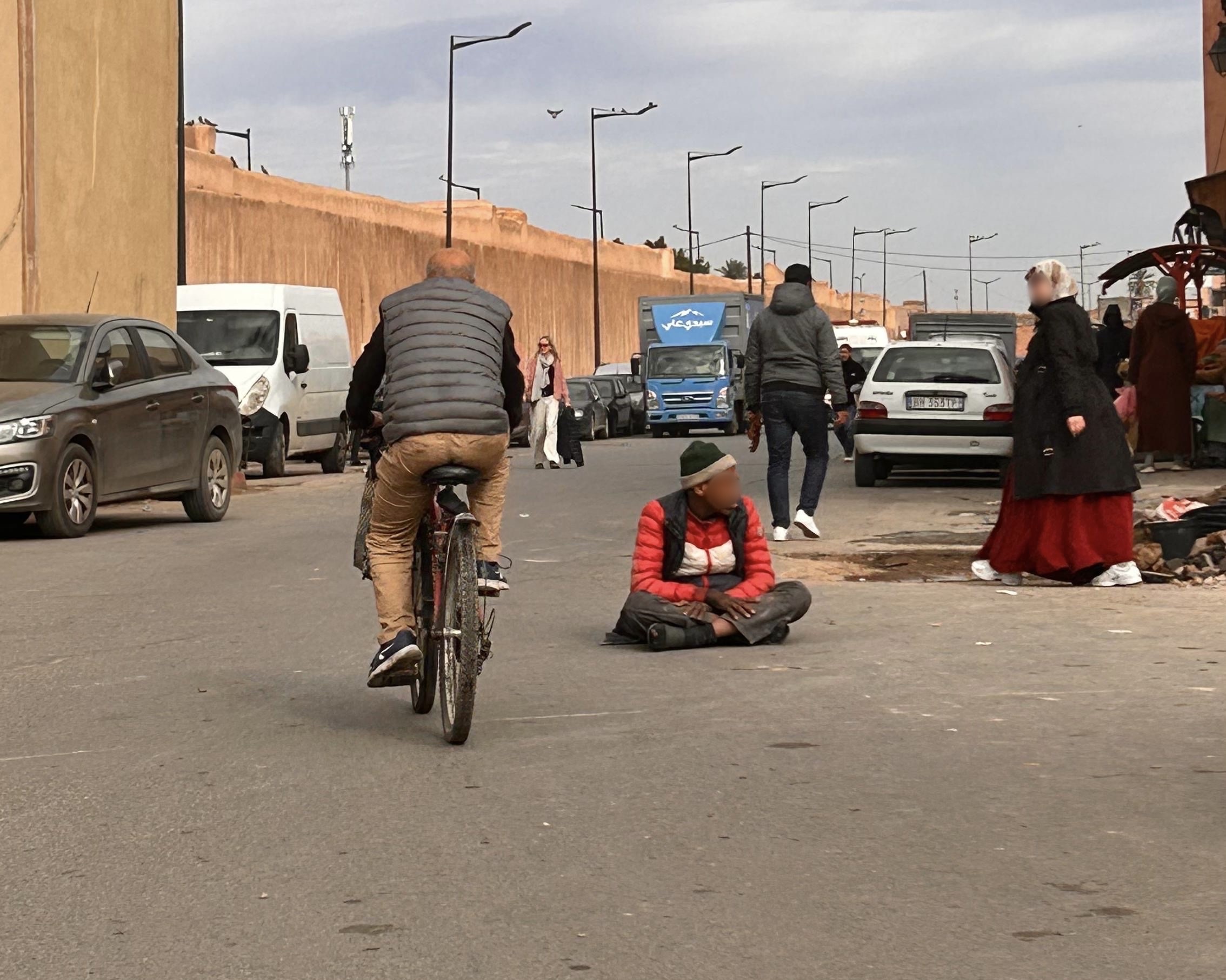 متشرد يعرقل حركة السير بحي باب دكالة مراكش والساكنة تطالب بالتدخل