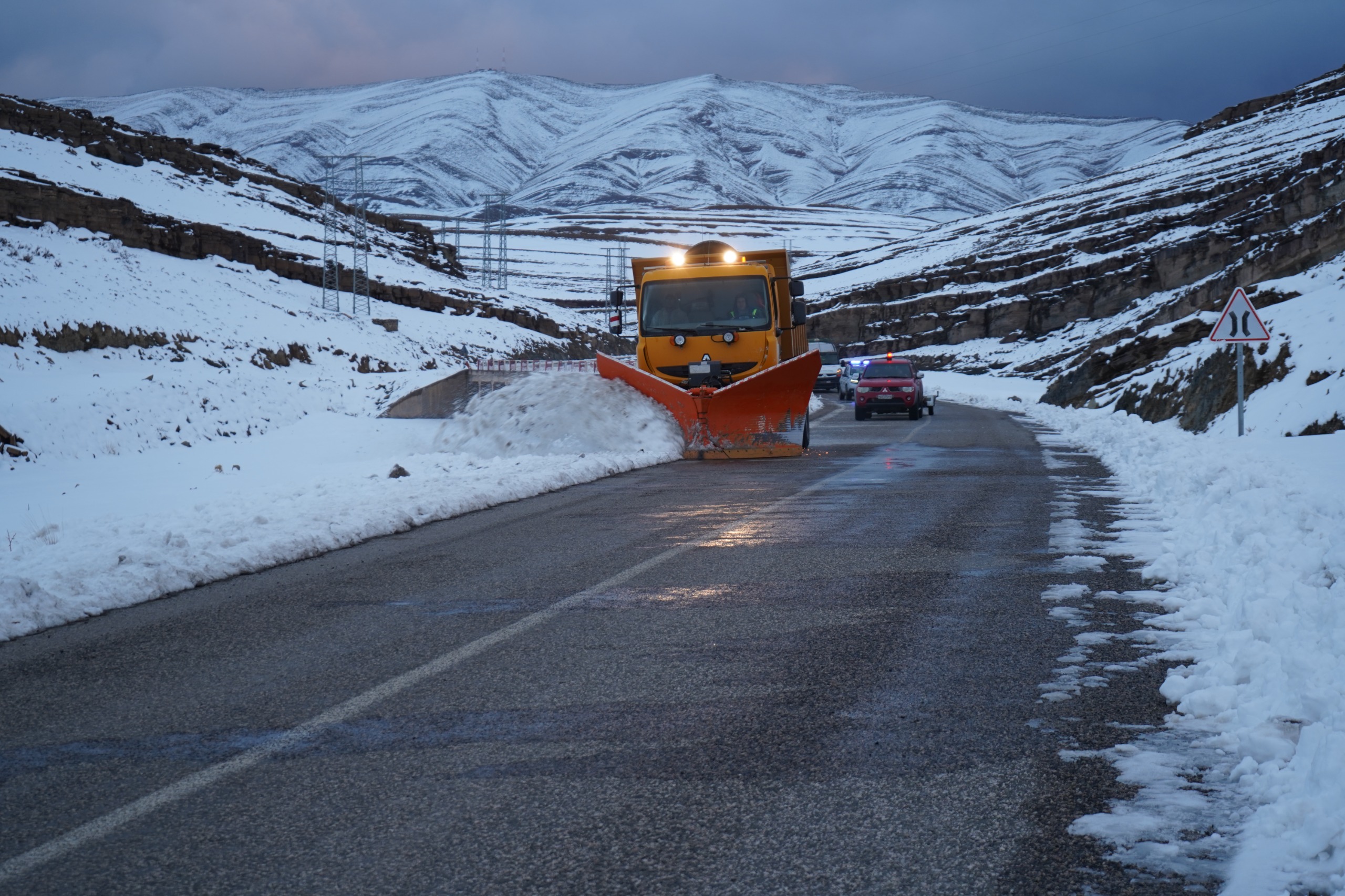 تحت إشراف عامل الإقليم.. تدخلات متواصلة بإقليم الحوز لفك العزلة عن المناطق المتضررة من موجة البرد