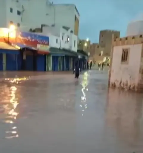 تساقطات مطرية قوية تعيد مخاوف الفيضانات إلى مدينة آسفي