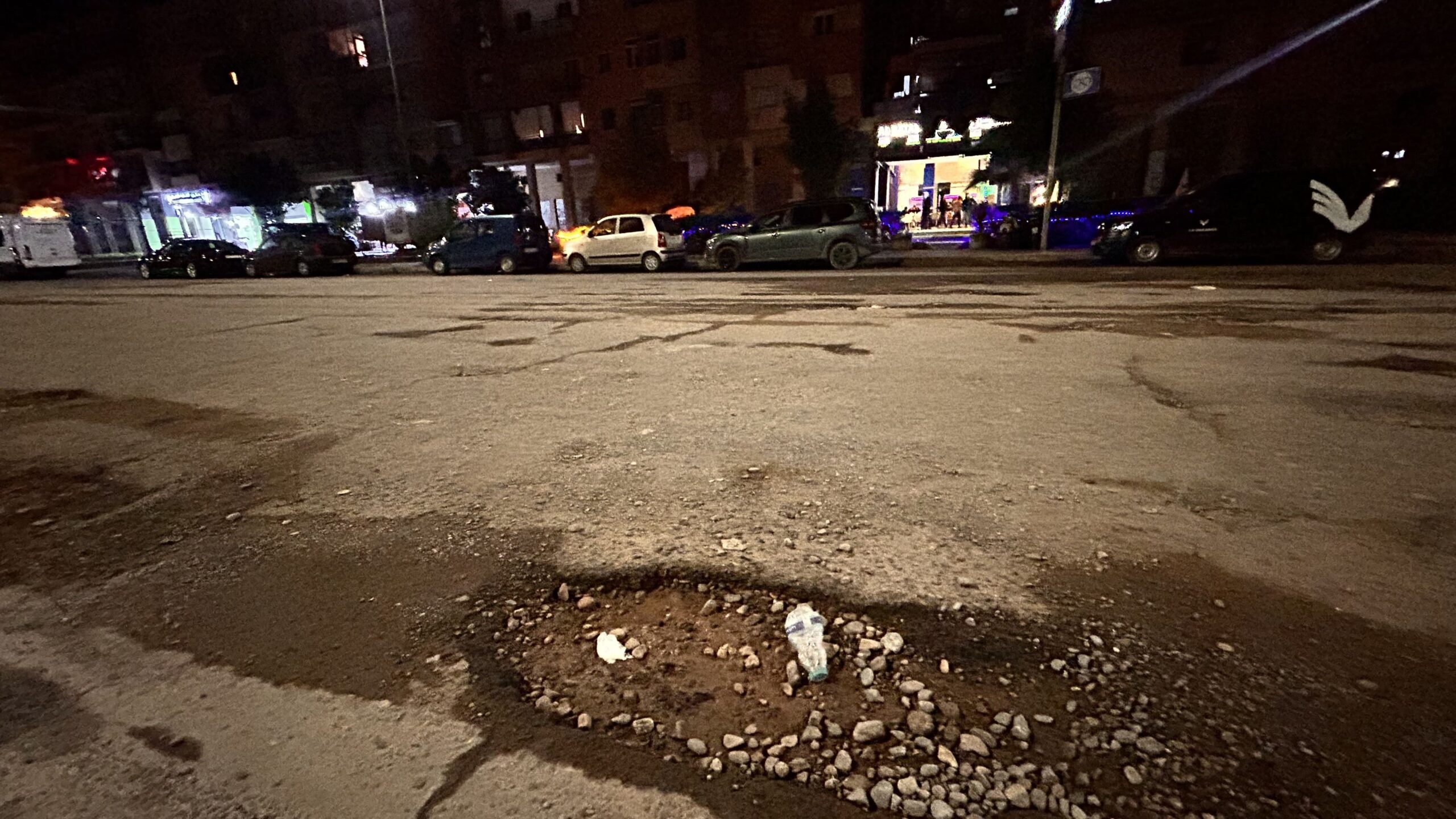 بالفيديو.. حفر بشارع ب “ابواب مراكش” تتحول إلى “مصيدة” يومية للمركبات ومطالب بتدخل عاجل