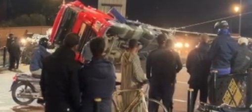 انقلاب شاحنة يعرقل حركة السير ضواحي مراكش