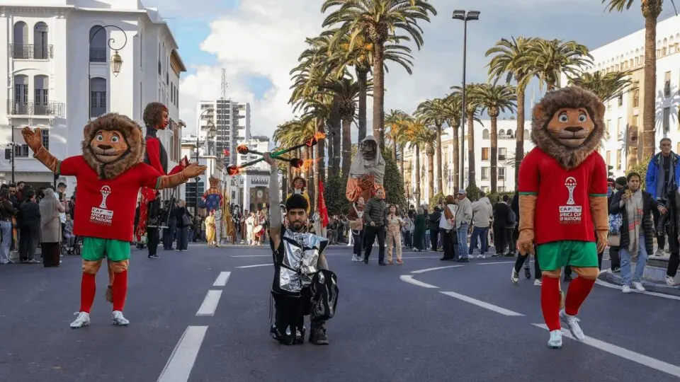 بالألوان والإيقاعات الإفريقية.. شارع “محمد الخامس” بالرباط يزفُّ انطلاق “كان 2025”