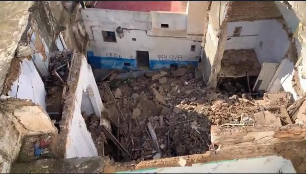 تطوان.. أمطار الرعد تُسقِط منزلين مهجورين واستنفار لتأمين البنايات المجاورة