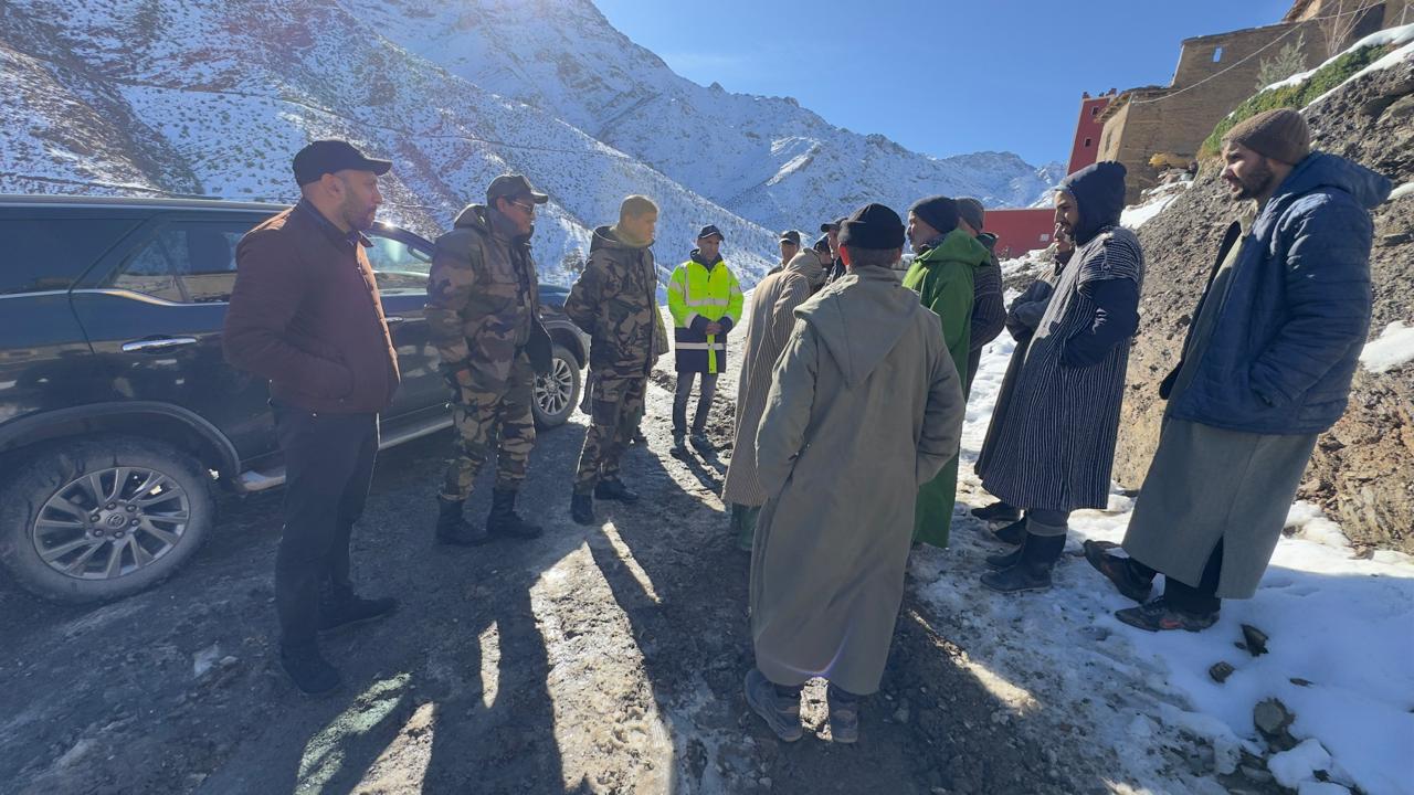 العامل الكراب يواصل إشرافه الميداني على فك العزلة على ساكنة جبال اقليم شيشاوة