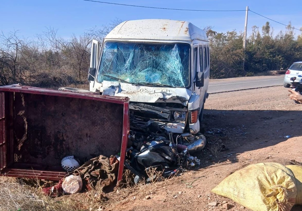 مصرع طفل وإصابة 6 آخرين في اصطدام بين “تريبورتور” وسيارة لنقل العمال ضواحي قلعة السراغنة