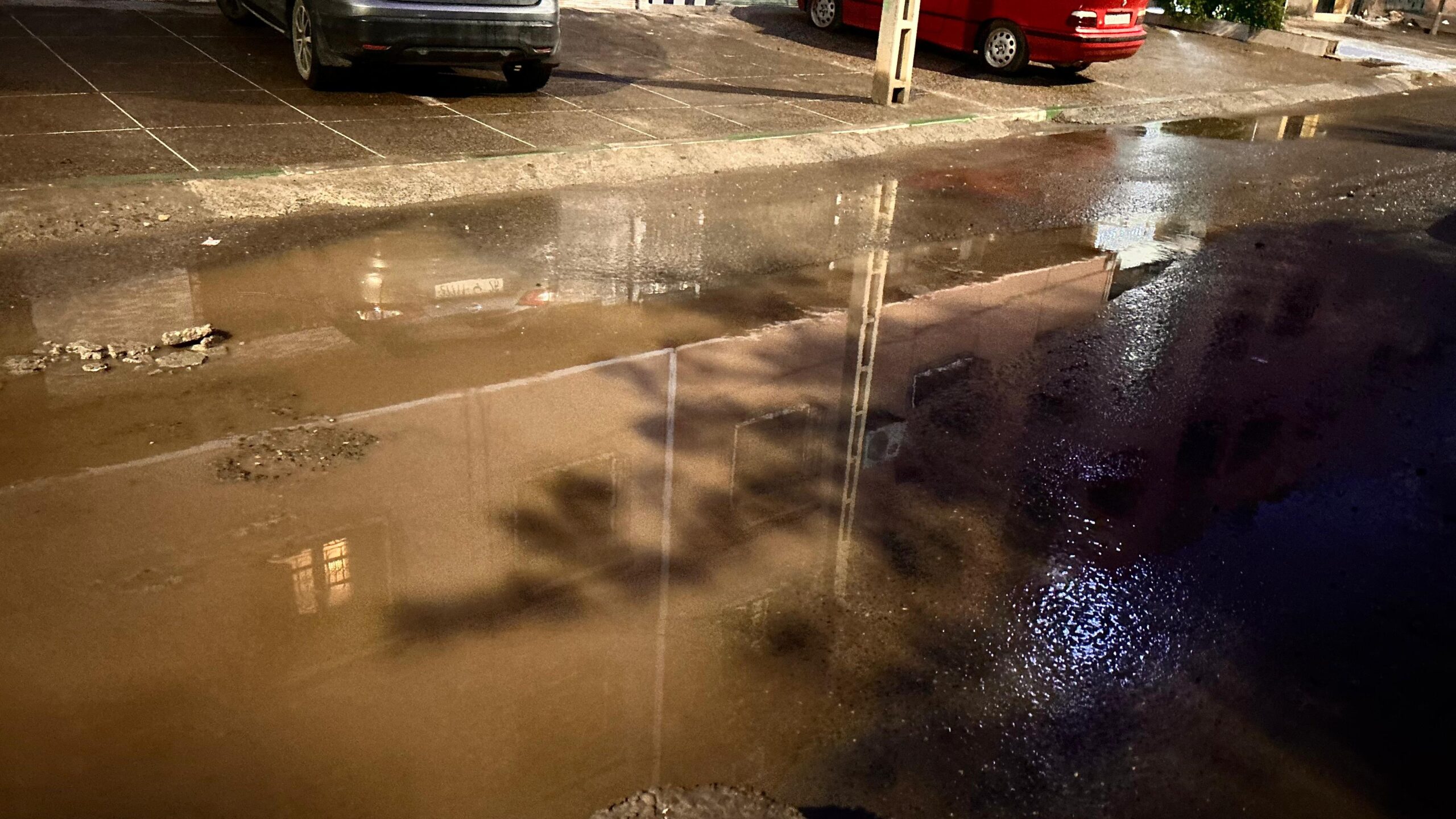 بالفيديو.. التساقطات المطرية تحول شوارع “دوار ماشو” مراكش إلى برك مائية