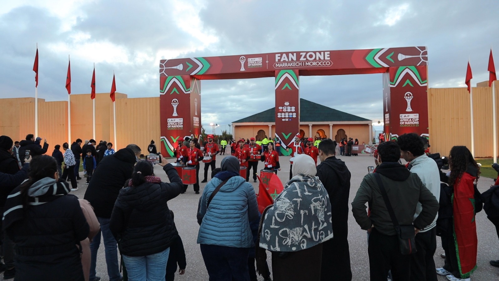 “مراكش الآن” في قلب “الفان زون”.. هكذا تعيش المدينة الحمراء صخب العرس الإفريقي +فيديو