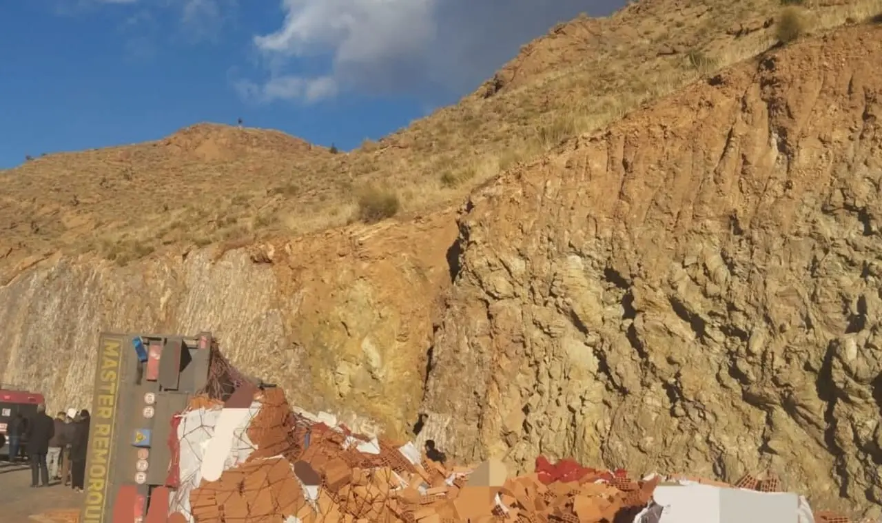 إقليم ميدلت.. انقلاب شاحنة لمواد البناء بمنعرجات “تيزي نتلغمت”