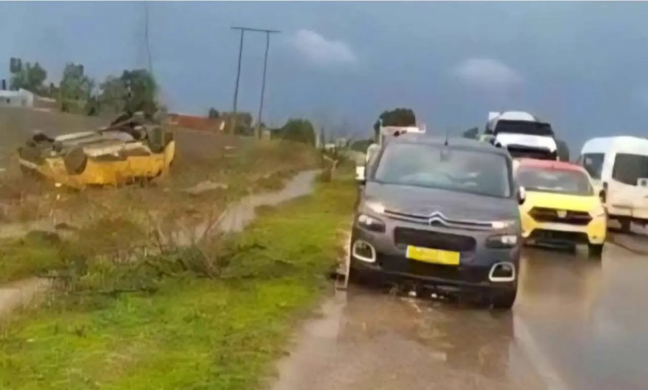 انقلاب سيارة أجرة يستنفر السلطات بطريق مولاي بوسلهام وسوق الأربعاء الغرب