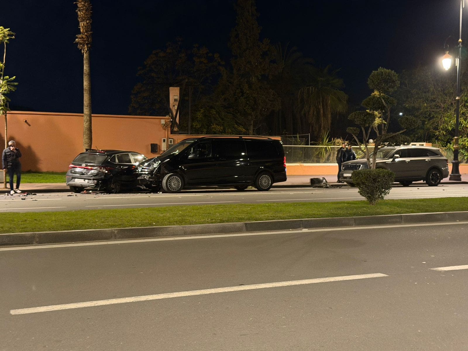 مراكش.. السرعة المفرطة تتسبب في اصطدام “عنيف” بين نقل سياحي وسيارة خفيفة وإصابة سائق بجروح حرجة