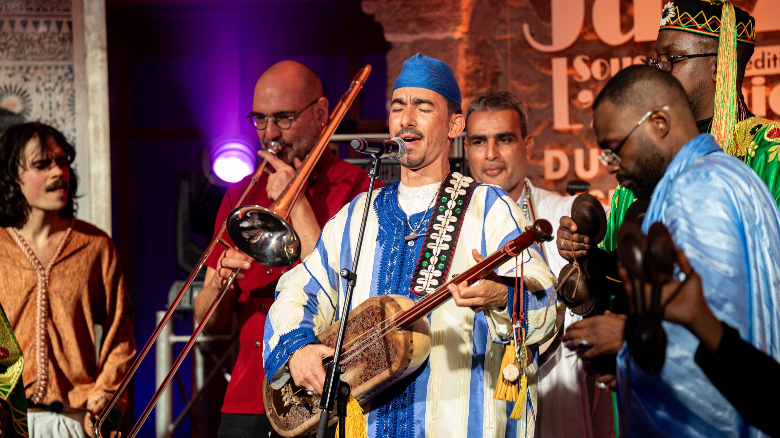 بحضور أندري أزولاي.. مهرجان “الجاز تحت الأركان” بالصويرة يختتم دورته التاسعة باحتفالية “كناوية-حسانية” +فيديو