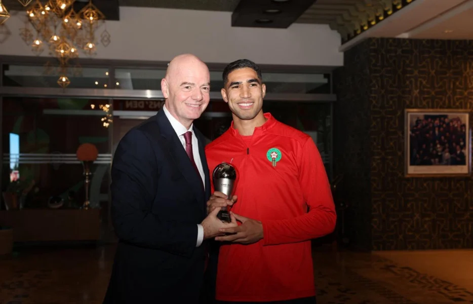 إينفانتينو يسلم حكيمي جائزة اختياره في تشكيلة فيفا لأفضل اللاعبين