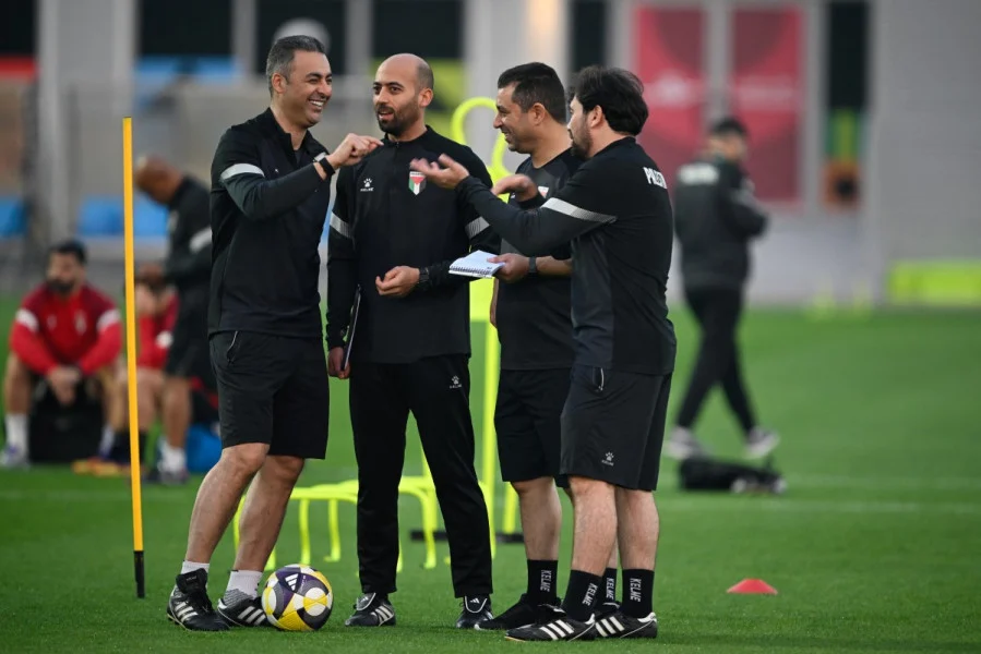 مدرب فلسطين: أتلقى نصائح تكتيكية وفنية من والدتي المقيمة في خيمة في غزة