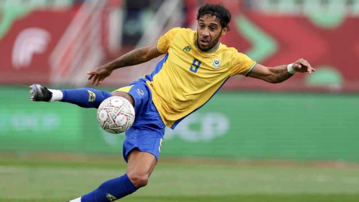 قبل مواجهة كوت ديفوار.. أوباميانغ يغادر معسكر الغابون