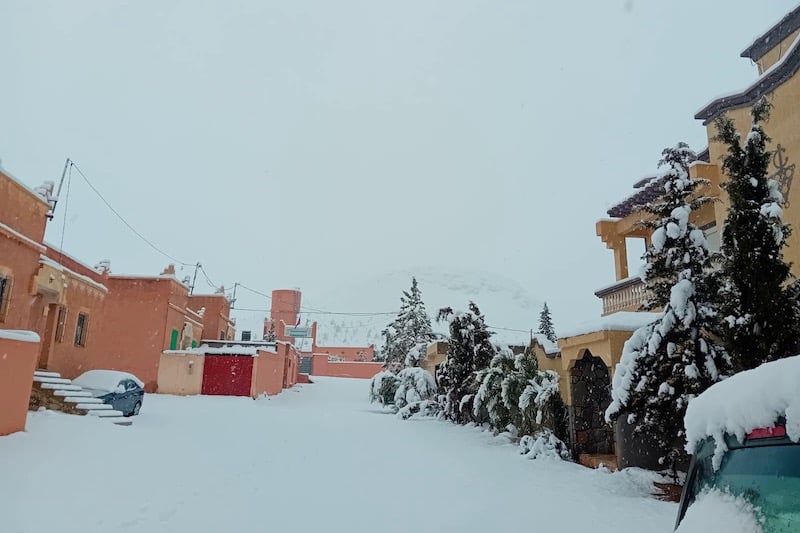 استمرار التساقطات الثلجية يقطع مجموعة من الطرق في تنغير