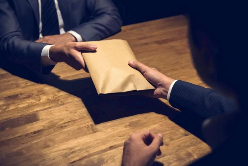 الرقم الأخضر يسقط موظفاً بقسم التعمير بجماعة حربيل متلبساً بطلب رشوة