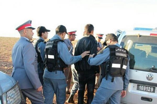 شكوك زوجة تقود لاعتقال مقاول يحترف استغلال قاصرين جنسيا مقابل أموال وهدايا