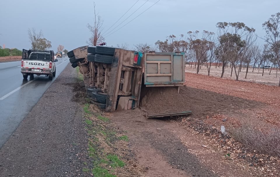 انزلاق شاحنة محملة بالحصى يستنفر سلطات الرحامنة على الطريق الوطنية بين سيدي بوعتمان وانزالت لعضم