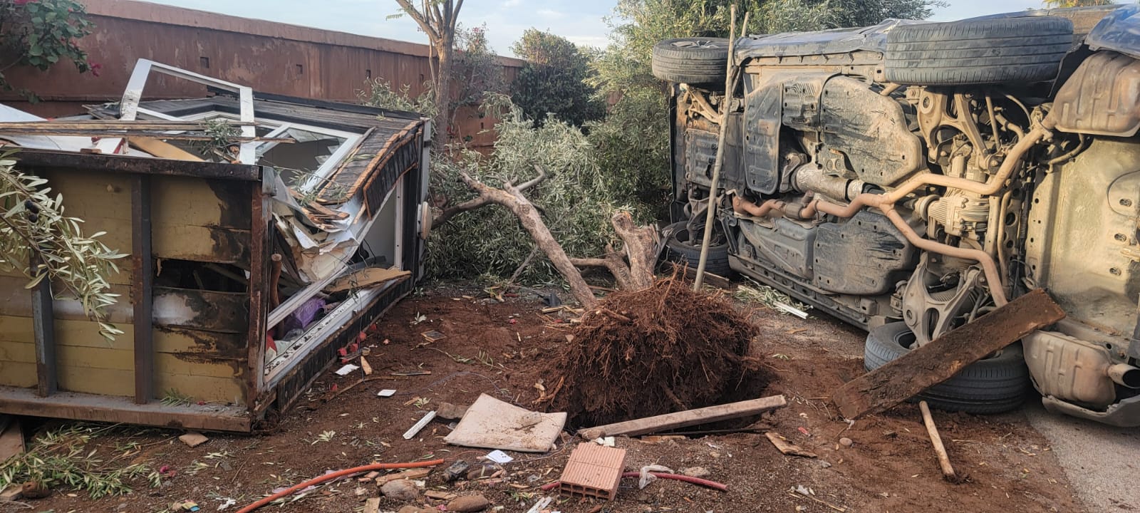 سيارة رباعية الدفع تقتحم “كشك” حراسة وتُصيب حارساً بجروح بليغة باغواطيم