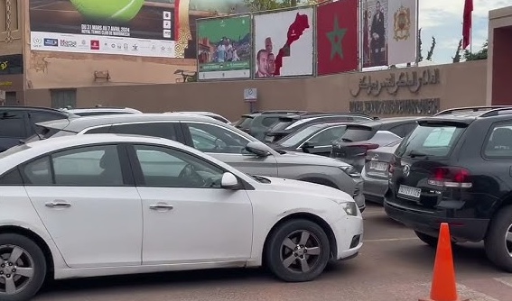 أزمة ركن السيارات بمحيط النادي الملكي للتنس بمراكش.. مطالب بالتدخل لإنهاء “فوضى” الصف الثاني