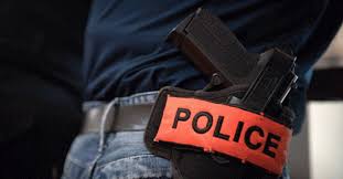 شرطي يطلق رصاصتين لتحييد خطر “هايج” يحمل السلاح الأبيض