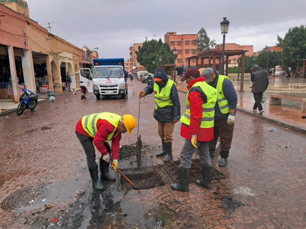 جماعة قلعة السراغنة تنطلق في تنقية بالوعات الصرف الصحي بنقطة سوداء بالمدينة